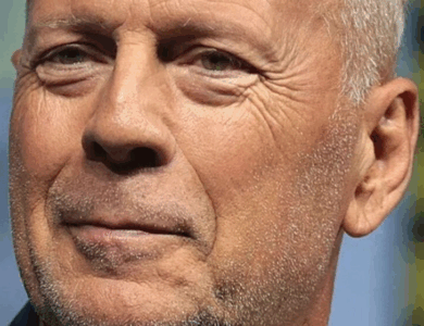 Bruce Willis sonriendo, fotografiado por los paparazzi en un coche: ¿Cómo se ve?