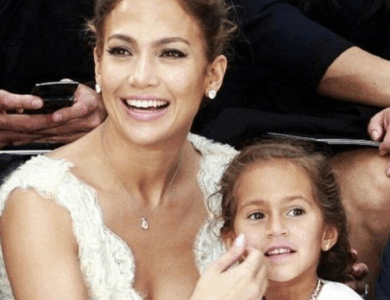 Con traje y corbata de hombre: Lopez salió junto a su hija de 17 años Con traje y corbata de hombre: Lopez salió junto a su hija de 17 años