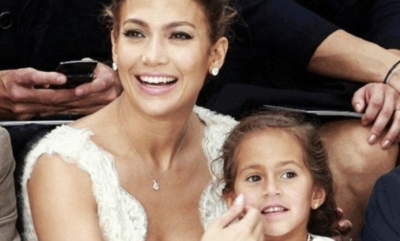 Con traje y corbata de hombre: Lopez salió junto a su hija de 17 años