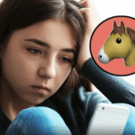 ¿Tu hijo usa este emoji? La policía revela un inquietante significado oculto tras el ícono del caballo