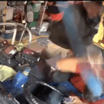 Pasajero golpea salvajemente a chofer de autobús en Guadalajara, lo deja en coma | IMÁGENES FUERTES