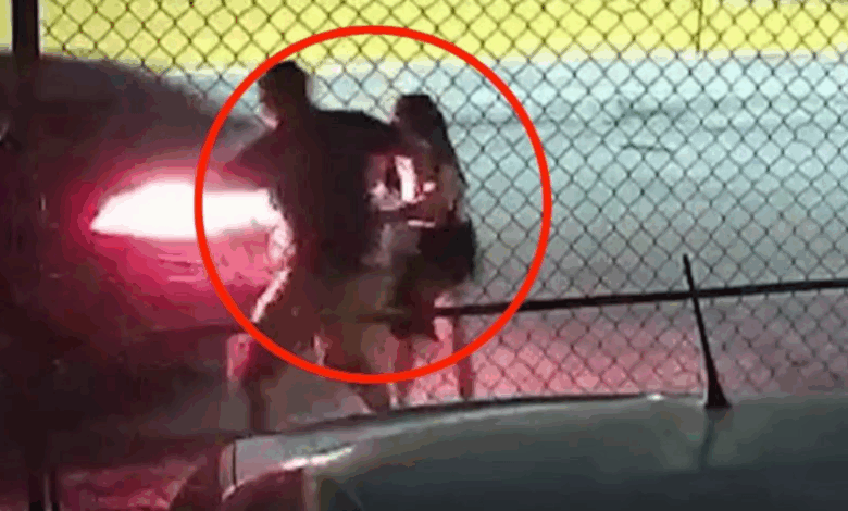 Captan el momento en que hombre embiste a su pareja con automóvil: denuncian intento de feminicidio | VIDEO