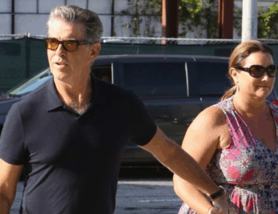 La esposa de Pierce Brosnan, de 61 años, deslumbra con su apariencia tras perder peso: ¿Qué pasa con su ‘extraña’ caminata?