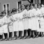 En esta familia hay 13 niños alineados en fila: ¿Cómo cabe esta gran familia en un coche?