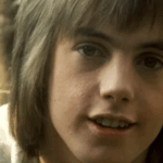 “Ídolo de los 70 sorprende a sus fans con una transformación impactante a los 66 años, ¡tras alejarse del foco mediático en el apogeo de su fama!” ¿Cómo luce ahora?