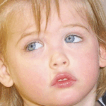 Perdió a su “famosa” madre cuando aún era un recién nacido: la niña criada por su padre en un pueblo pequeño