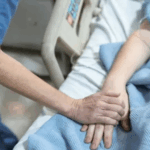 El sorprendente fenómeno que ocurre en el cuerpo antes de fallecer, según una experta