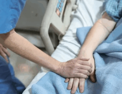 El sorprendente fenómeno que ocurre en el cuerpo antes de fallecer, según una experta