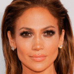 Jennifer Lopez, de 54 años, con un atuendo de plumas glamoroso, enciende el revuelo en línea por su aspecto “cansado”