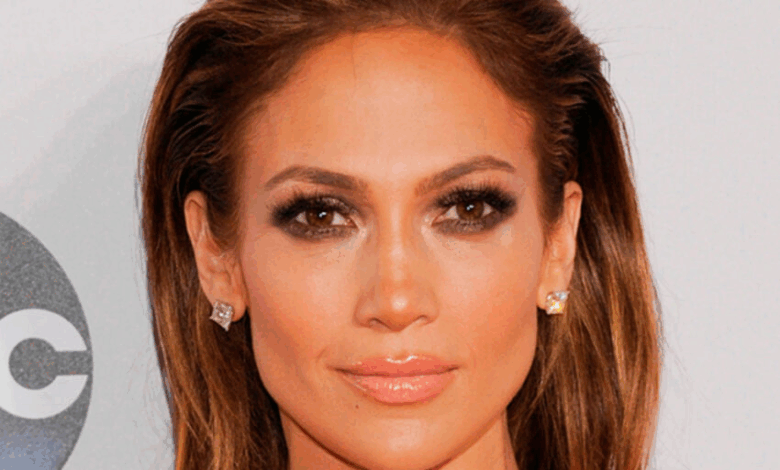 Jennifer Lopez, de 54 años, con un atuendo de plumas glamoroso, enciende el revuelo en línea por su aspecto “cansado”