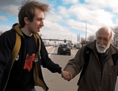 Un Hombre Ayuda a un Anciano Mendigo a Cruzar la Calle: ¡Al Día Siguiente Descubre un Auto Nuevo en Su Garaje!