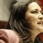 Senadora propone retirar Visa a extranjeros que discriminen