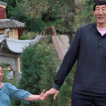 Un hombre de 2,5 metros de altura se casó con una mujer baja, y tuvieron un hijo especial: ¿Cómo lucen hoy ellos y su hijo?