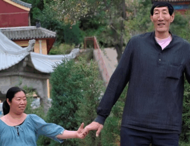 Un hombre de 2,5 metros de altura se casó con una mujer baja, y tuvieron un hijo especial: ¿Cómo lucen hoy ellos y su hijo? Un hombre de 2,5 metros de altura se casó con una mujer baja, y tuvieron un hijo especial: ¿Cómo lucen hoy ellos y su hijo?