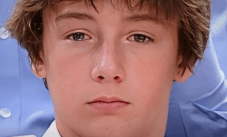 Este chico de 13 años perdió a su madre famosa en un accidente y luego tomó su apellido, a pesar de parecerse mucho a su padre: ¡Ahora es un actor famoso!